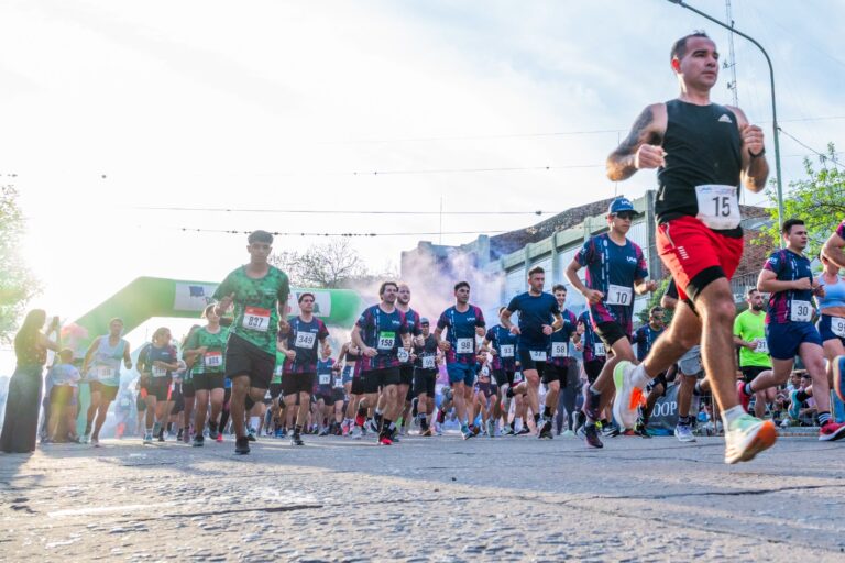 Una multitudinaria corrida y el sorteo de un automóvil marcaron la celebración por los 107 años de la UAA