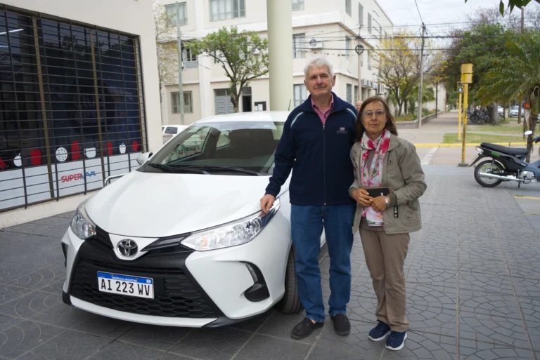 La UAA entregó el auto 0 km del sorteo aniversario